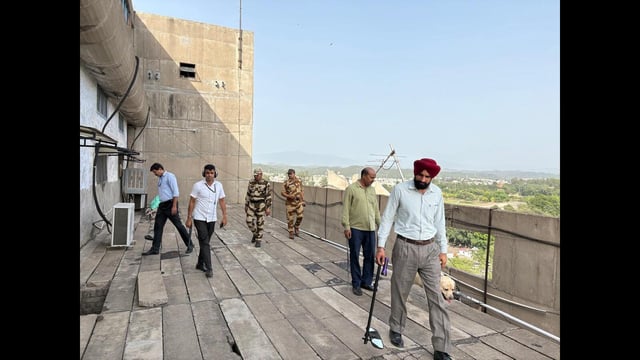 The Central Industrial Security Force (CISF), Chandigarh Police, and bomb detection and disposal teams quickly cordoned off the area surrounding the Haryana CM’s residence and the secretariat building. (HT Photo)