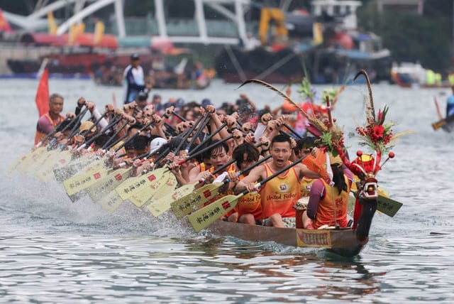 Dragon boat paddlers race in Aberdeen. Photo: Dickson Lee