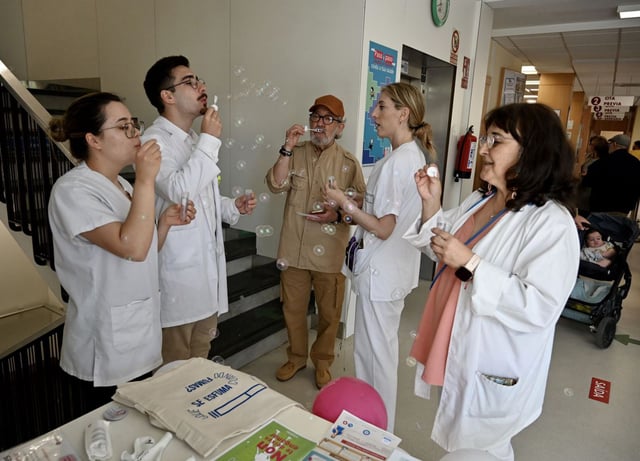 En el Virxe Peregrina se puso a prueba la capacidad pulmonar con pompas de jabón.
