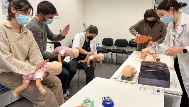 Alumnos de sexto de Medicina en un 
aula de simulación del Cunqueiro.