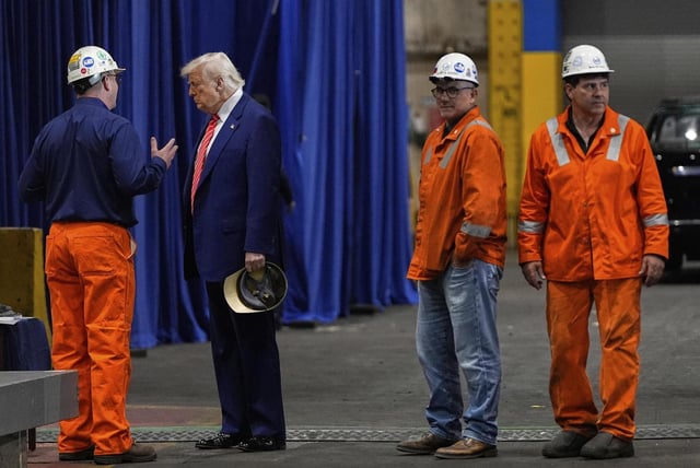 Donald Trump durante su visita a la planta de la principal productora de acero de Estados Unidos, US Steel Corporation