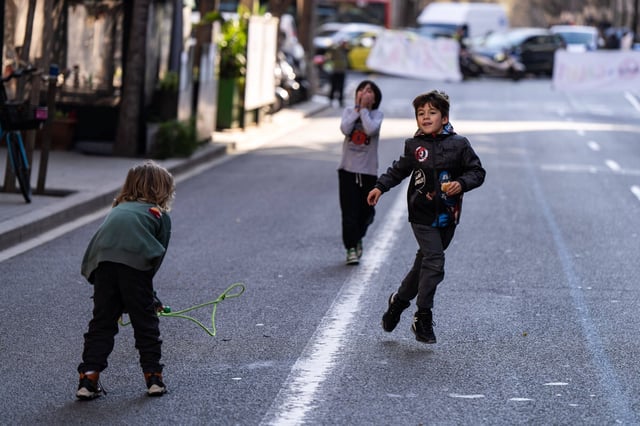Niños en la calle Valencia de Barcelona.