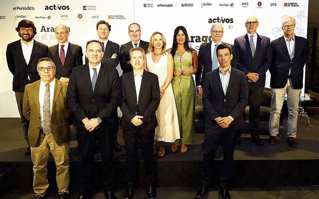 Foto de familia de responsables de multinacionales, empresas, la patronal Spain DC, Ibercaja, el clúster Tecnara y los organizadores, ‘El Periódico de Aragón’ y Prensa Ibérica
