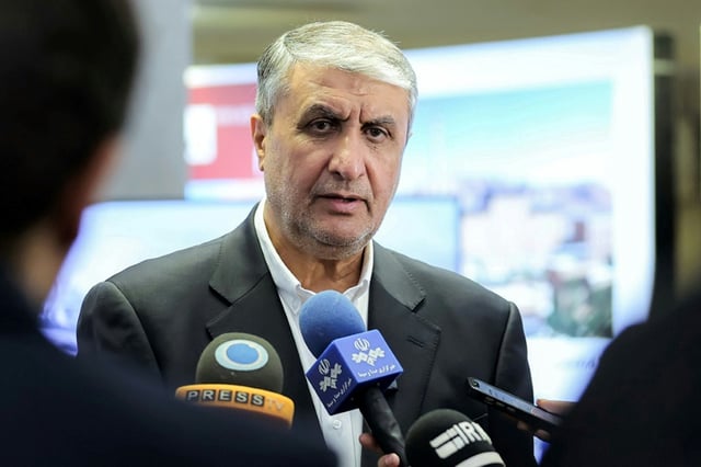 Photo diffusée par le bureau de l'Organisation iranienne de l'énergie atomique (AEOI) de son chef, Mohammad Eslami, s'adressant aux journalistes lors d'une visite du siège de l'organisation à Téhéran, le 17 avril 2025