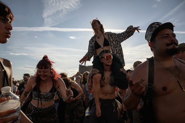 Des participants à une rave party illégale à Montvalent, dans le sud de la France, le 9 mai 2025. Image d’illustration.