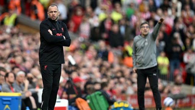 Heitinga (l.) arbeitete zuletzt beim FC Liverpool