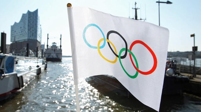 Eine Olympia-Fahne vor der Elbphilharmonie in Hamburg 