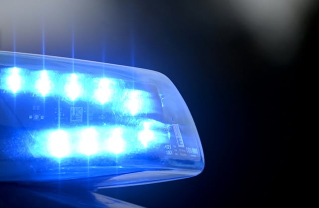 In Berlin sind zwei 27-jährige Transpersonen angegriffen und geschlagen worden. Wie die Polizei mitteilte, fanden Beamten eine der Transpersonen blutend auf einer Straße im Bezirk Neukölln liegend.