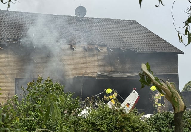 Ein Kleinflugzeug ist auf ein Wohnhaus in Korschenbroich abgestürzt.