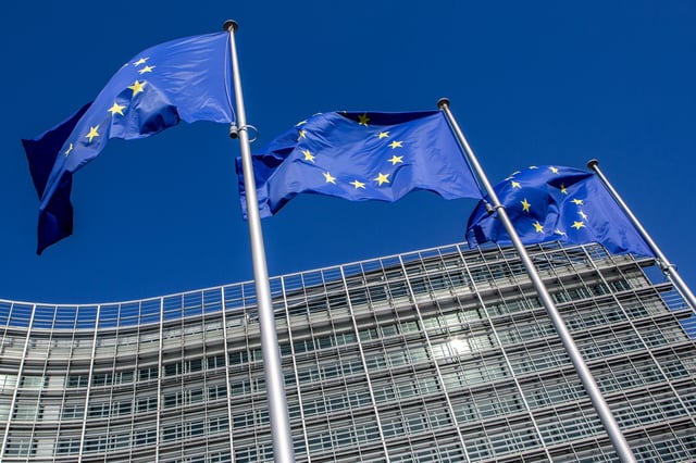 EU-Flaggen wehen in Brüssel vor dem Sitz der Europäischen Kommission (Archivbild).