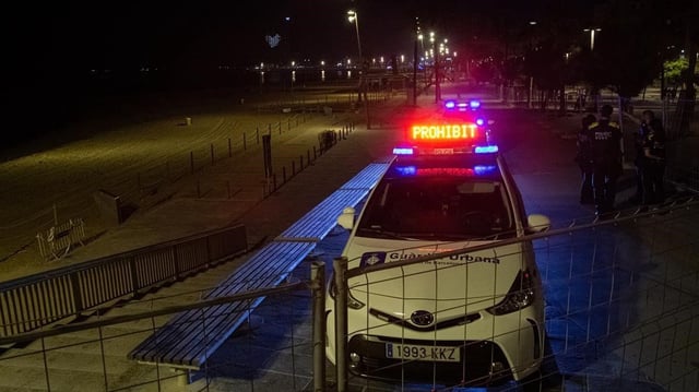Vigilancia permanente durante la noche en la playa de la Barceloneta.