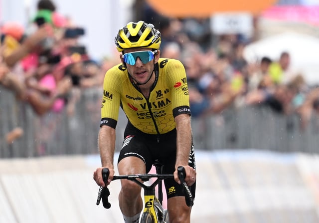 Cycling - Giro d'Italia - Stage 20 - Verres to Sestriere - Italy - May 31, 2025 Team Visma | Lease a Bike's Simon Yates after crossing the finish line during stage 20 REUTERS/Jennifer Lorenzini