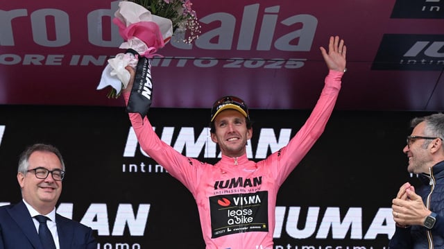 Simon Yates übernimmt die Gesamtführung des Giro d'Italia 2025