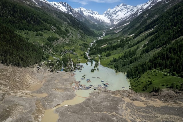 Vue aérienne du village de Blatten, dans les Alpes suisses, submergé par la rivière Lonza, après l'effondrement du glacier du Birch et un glissement de terrain qui a projeté des tonnes de roches, de glace et d'éboulis sur le flanc de la montagne et dans la vallée, le 31 mai 2025