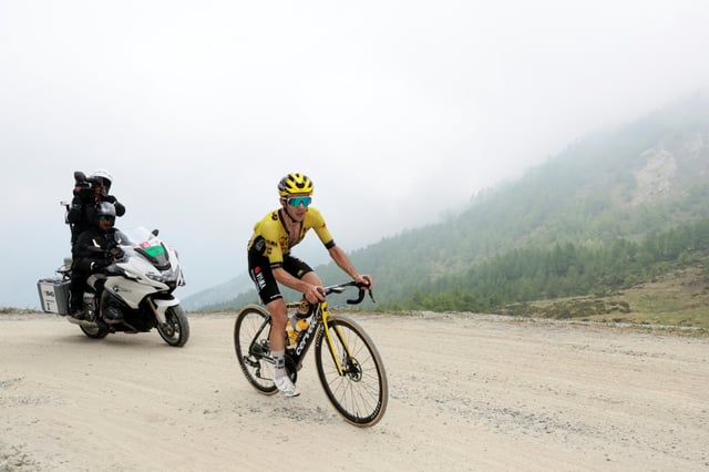 Le Britannique Simon Yates dans l'ascension du Colle delle Finestre, le 31 mai 2025