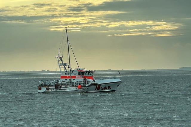 Die „Eiswette“ schleppt das havarierte Schiff an Land.
