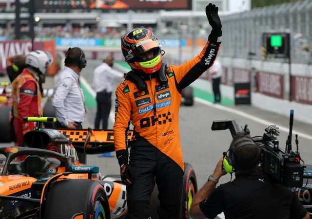 Le pilote australien Oscar Piastri (McLaren) salue le public après avoir réalisé la pole position lors du Grand Prix d'Espagne de Formule 1 sur le circuit de Catalunya à Montmelo le 31 mai 2025.
