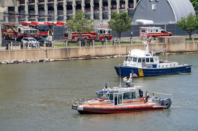 Divers from the FDNY and NYPD search the East River near the Roosevelt Island Bridge after a 15-year-old girl went missing on Friday, May 30, 2025. (Theodore Parisienne / New York Daily News)