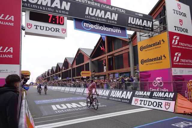 Cycling - Giro d'Italia - Stage 20 - Verres to Sestriere - Italy - May 31, 2025 UAE Team Emirates's Isaac Del Toro wearing the maglia rosa jersey crosses the finish line during stage 20 REUTERS/Jennifer Lorenzini