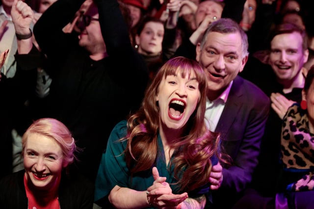 Kamen vor allem bei jungen Frauen gut an: Die Linke mit Ines Schwerdtner, Heidi Reichinnek und Jan van Aken (hier bei der Wahlparty der Linken).
