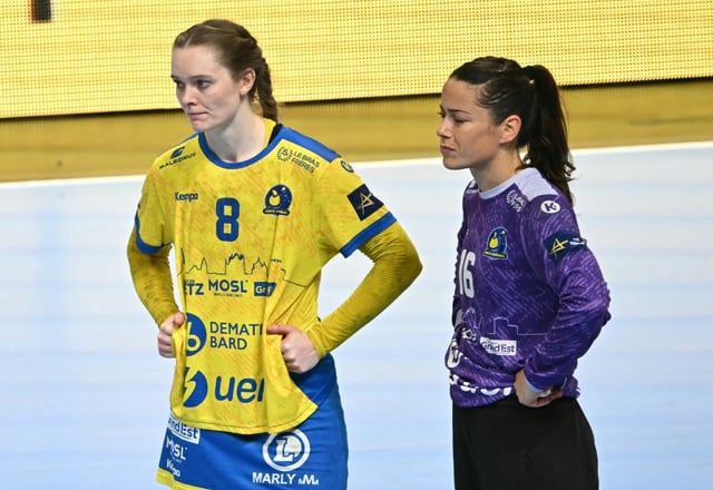Les handballeuses de Metz Anne Mette Hansen (G) et Cleopatre Darleux après leur défaite face à Odense, à Budapest, le 31 mai 2025
