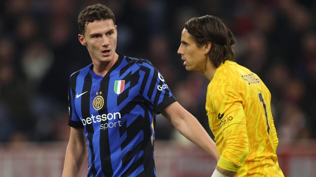 Benjamin Pavard und Yann Sommer (r.)