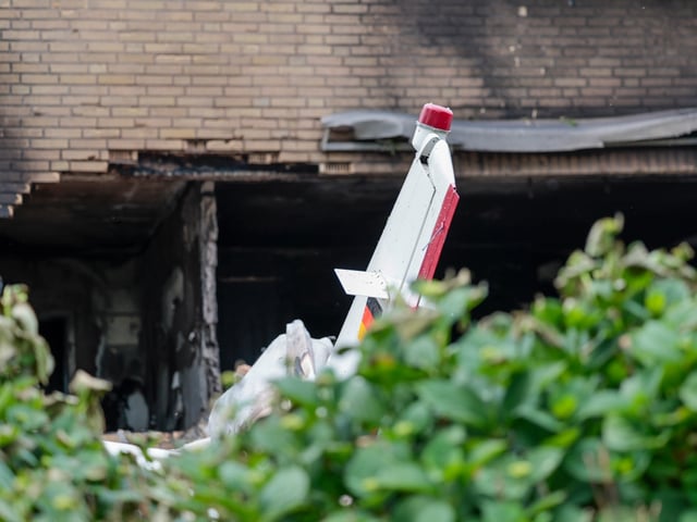 31 May 2025, North Rhine-Westphalia, Korschenbroich: Debris from a small plane lies on the terrace and in the garden of a residential building. At least two people were killed in the accident. Photo: Thomas Banneyer/dpa (Photo by Thomas Banneyer/picture alliance via Getty Images)