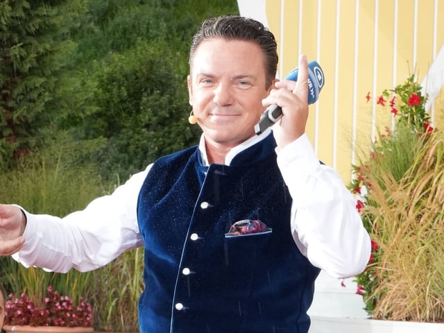 Stefan Mross moderiert auch 2025 "Immer wieder sonntags".