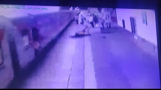 RPF Constable Saves Passenger From Fatal Accident, Mumbai, Lokmanya Tilak Terminus | Image: Screengrab