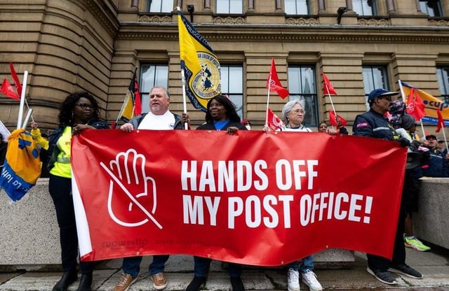  Canadian Union of Postal Workers President Jan Simpson, centre, takes part in Saturday’s rally outside of the Prime Minister’s Office on Wellington Street.