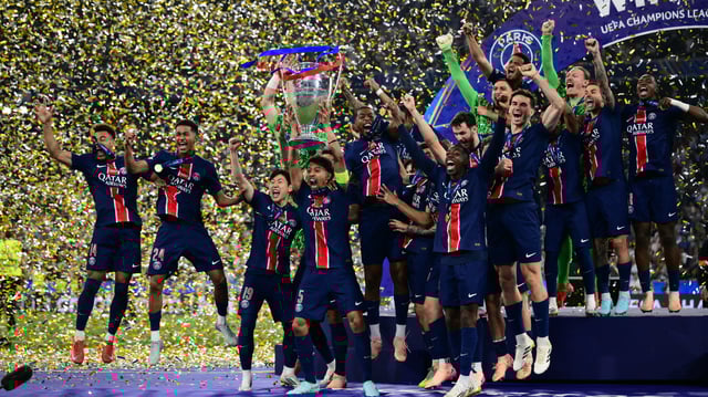 PSG : les supporters regardent Marquinhos soulever le trophée, feux d'artifice à République...Les images des célébrations dans Paris