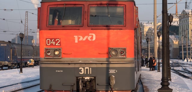 Eine Lok der russischen Eisenbahn in der westrussischen Region Brjansk