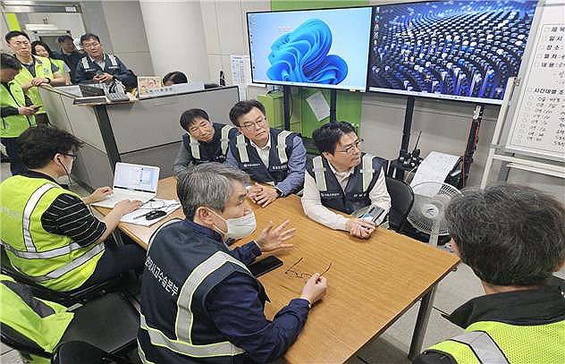Seoul Metro CEO Baek Ho presides over a response meeting for an arson incident on Line 5 of the Seoul Subway on May 31, 2025, in this photo provided by Seoul Metro. (PHOTO NOT FOR SALE) (Yonhap)