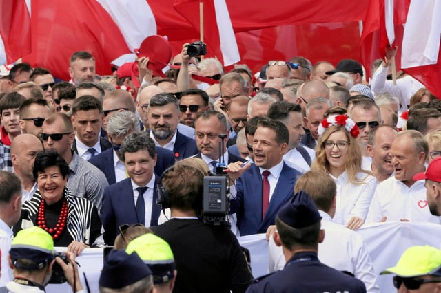 Rafal Trzaskowski, candidat à la présidence, aux côtés du Premier ministre polonais Donald Tusk, à Varsovie, Pologne, le 25 mai 2025.
