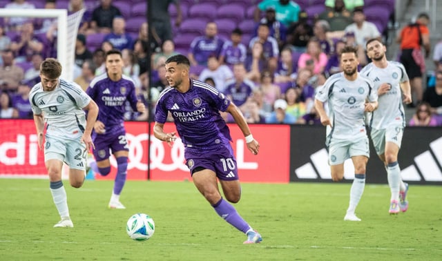 Orlando City midfielder Martín Ojeda (10) dribbles the ball upfield at a dead sprint during the match against Chicago Fire at the Inter &amp; Co Stadium in Orlando, Fla., Saturday, May 31, 2025. (Willie J. Allen Jr./Orlando Sentinel)