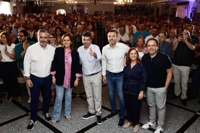 Carlos Gil, Carmen Fúnez, Carlos Mazón, Vicent Mompó, Reme Mazzolari y Juanfran Pérez Llorca, ayer al inicio de la junta directiva del PP de la provincia de València.