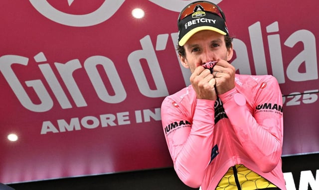 Yates besa el maillot rosa tras su victoria de ayer. |  Efe