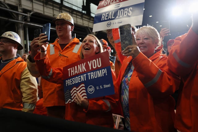 Des travailleurs en liesse tiennent des pancartes alors que le président américain Donald Trump prononce un discours à l’U.S. Steel Corporation–Irvin Works à West Mifflin, en Pennsylvanie, le vendredi 30 mai 2025.