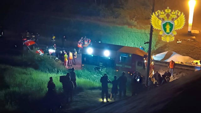 Das von russischen Behörden veröffentlichte Bild zeigt Rettungskräfte nach dem Zugunglück im Gebiet Brjansk