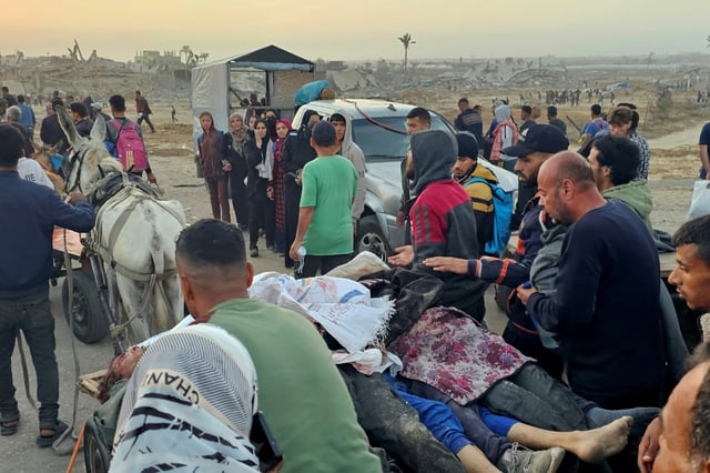 Im Süden des Gazastreifens sind nach Angaben des Hamas-Zivilschutzes mindestens 22 Menschen durch israelische Schüsse in der Nähe eines Verteilzentrums für Hilfsgüter getötet worden. "Mehr als 120 Menschen wurden verletzt", sagte ein Sprecher.