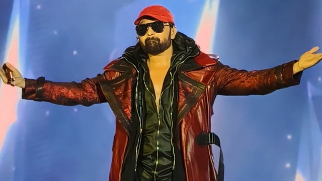Himmesh Reshammiya performs in Mumbai as a part of his Cap Mania Tour.