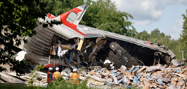 Einsatzkräfte in der Nähe eines zerstörten Bahnwaggons