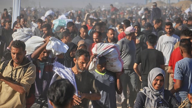 Viele Menschen in Gaza sind unterwegs mit Hilfsgütern eines Verteilungszentrums der GHF