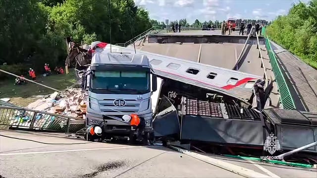 Helfer in der Nähe der zerstörten Brücke in der Region Brjansk.