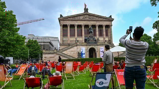 Zahlreiche Besucher kommen zum "Inselfest" anlässlich des Jubiläums "200 Jahre Museumsinsel Berlin" auf den Kolonnadenhof vor der Alten Nationalgalerie