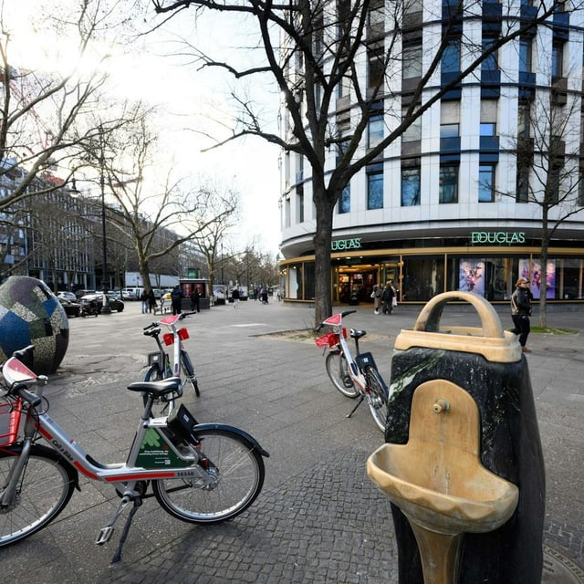 Der Platz zwischen Kurfürstendamm, Uhlandstraße und Grolmanstraße in Berlin-Charlottenburg hat bislang keinen eigenen Namen. Der Platz am Kurfürstendamm soll 20 Jahre nach dessen Tod nach Harald Juhnke, benannt werden.