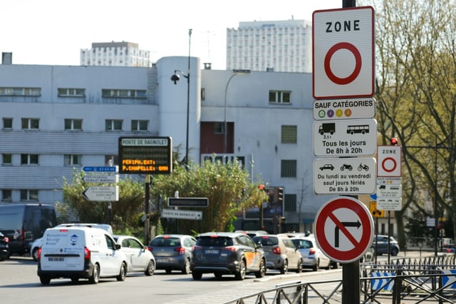 Un panneau de signalisation (d) de zone à faibles émissions (ZFE) à Paris, le 5 avril 2025