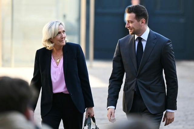 La présidente du groupe parlementaire Rassemblement national (RN), Marine Le Pen (g), et le président et député européen du Rassemblement national (RN), Jordan Bardella, le 30 avril 2025 à Paris