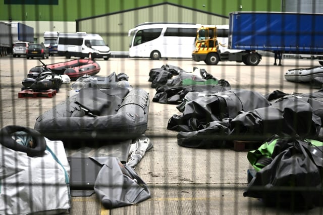 Des canots pneumatiques utilisés par les migrants tentant de traverser la Manche depuis la France, stockés dans un entrepôt de l'autorité portuaire de Douvres, dans le sud-est de l'Angleterre, le 21 mai 2025