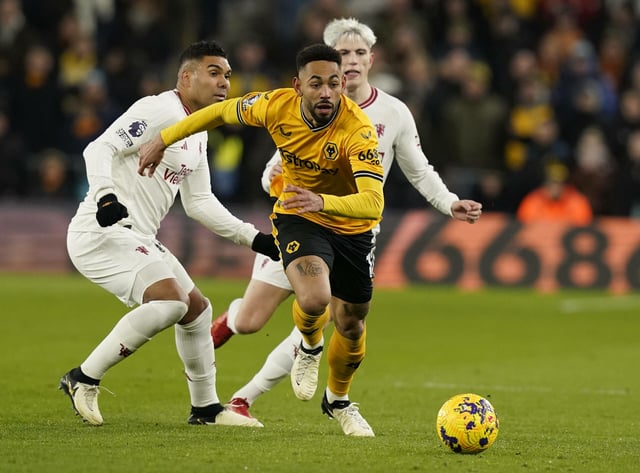 Wolverhamptons Matheus Cunha im Zweikampf gegen Casemiro (l.) und Alejandro Garnacho von Manchester United
